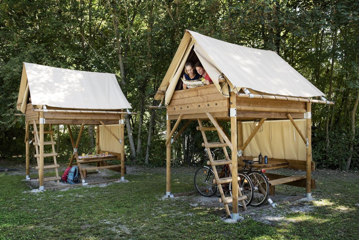 AZUR Camping Kipfenberg_Camper im Bike Lodge mit Fahrrad