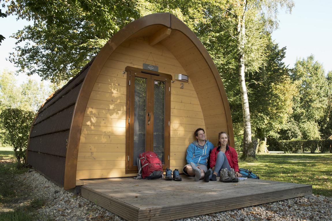 AZUR Camping Kipfenberg_Wanderer sitzend vor Family Pod