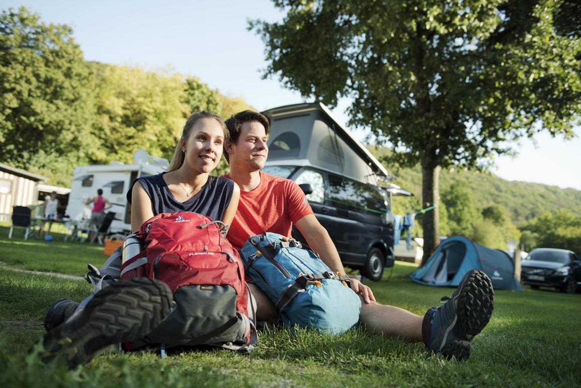 Campingplatz Kratzmühle_Wanderer auf Campingplatz sitzend