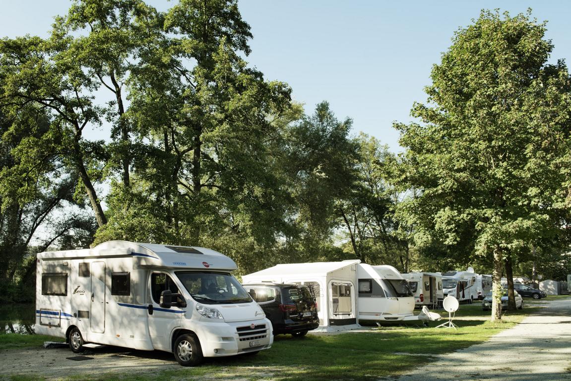 Campingplatz Kratzmühle_Wohnmobile unter Bäumen_2