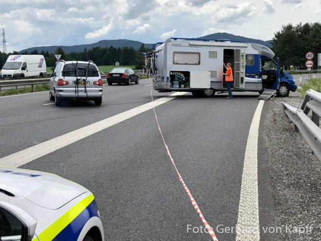 Schock auf der slowenischen Autobahn: Ein Reifenplatzer