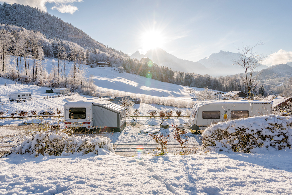 Wintercamping auf dem Campingplatz Allweglehen in Berchtesgaden. Foto: Camping Allweglehen