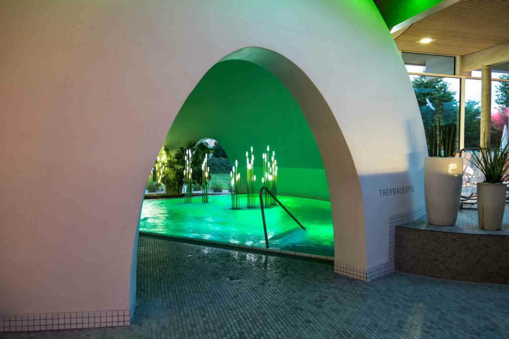 Romantische Nachtansicht: Therme Bad Aibling. Foto: Therme Bad Aibling