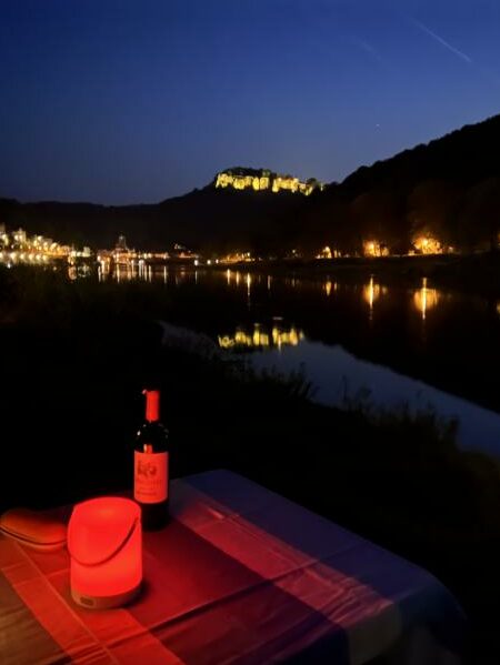 Blick auf Burg Königstein vom Camping an der Elbe aus. Elbsandsteingebirge und Bastei sind ganz in der Nähe.