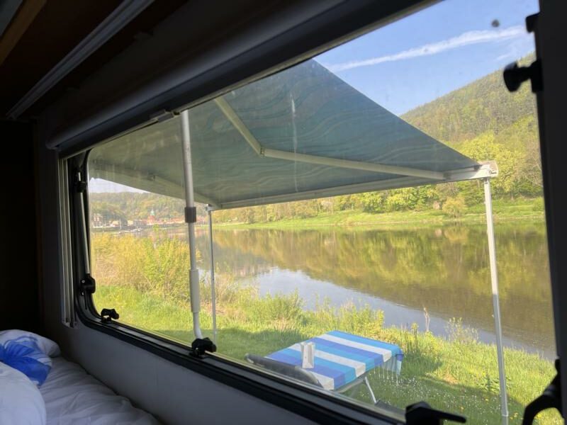 Frühstück mit Aussicht am Campingplatz an der Elbe in Königstein. Foto: Gerhard Von Kapff