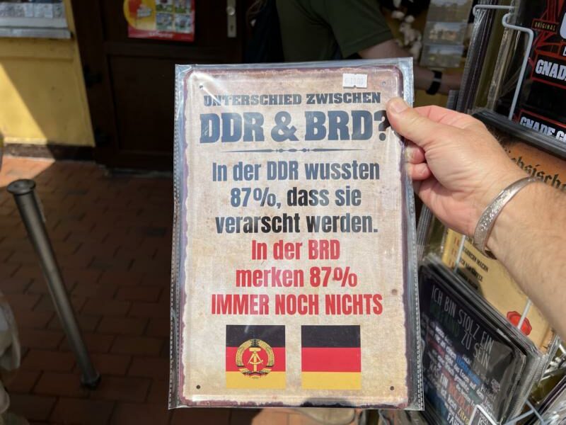 Ein wenig verstörend: Schilder in einem Kiosk unterhalb der Bastei. Foto: Gerhard von Kapff