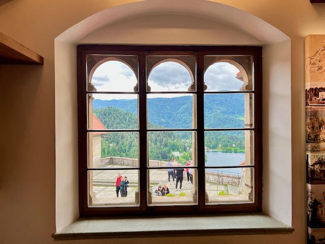 Die Burg von Bled: Blick aus einem Fenster