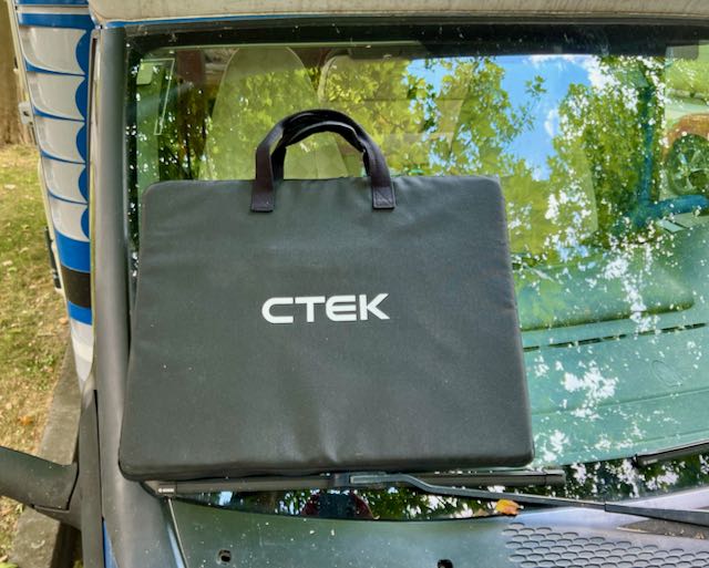 Gut verstaut ist das Ctek-Solarmodul in der mitgelieferten Tasche. Foto: Gerhard von Kapff
