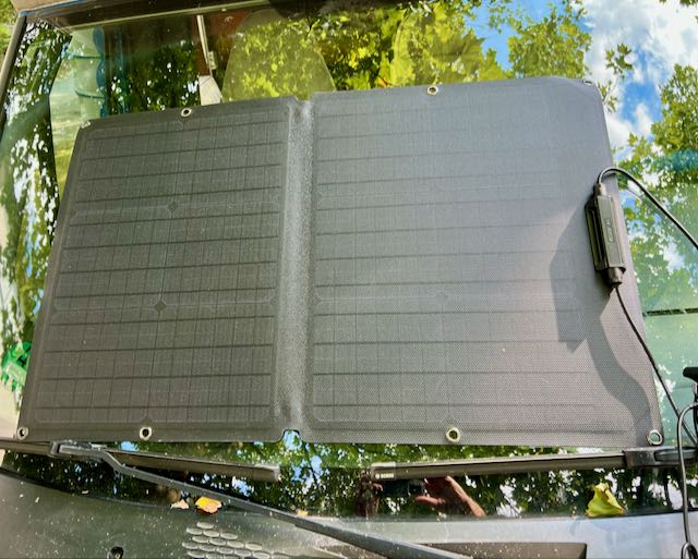 Das Solarmodul kann zum Laden auf die Windschutzscheibe gelegt werden - im Idealfall in die pralle Sonne. Foto: Gerhard von Kapff