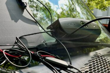 So wird die Ctek-Powerbank geladen. Foto: Gerhard von Kapff
