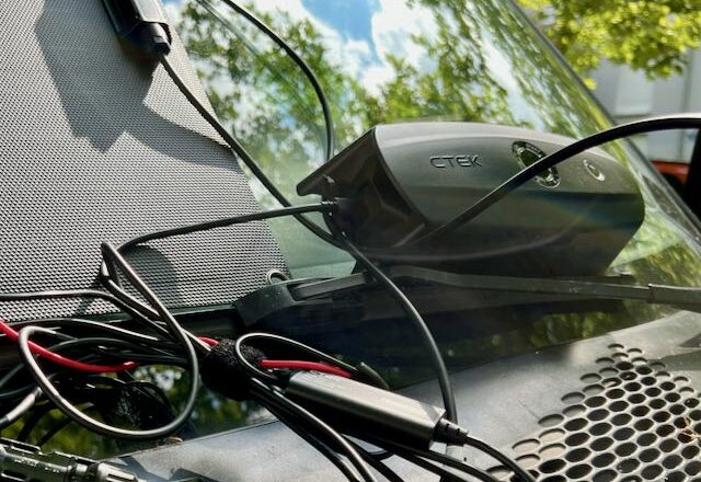 So wird die Ctek-Powerbank geladen. Foto: Gerhard von Kapff