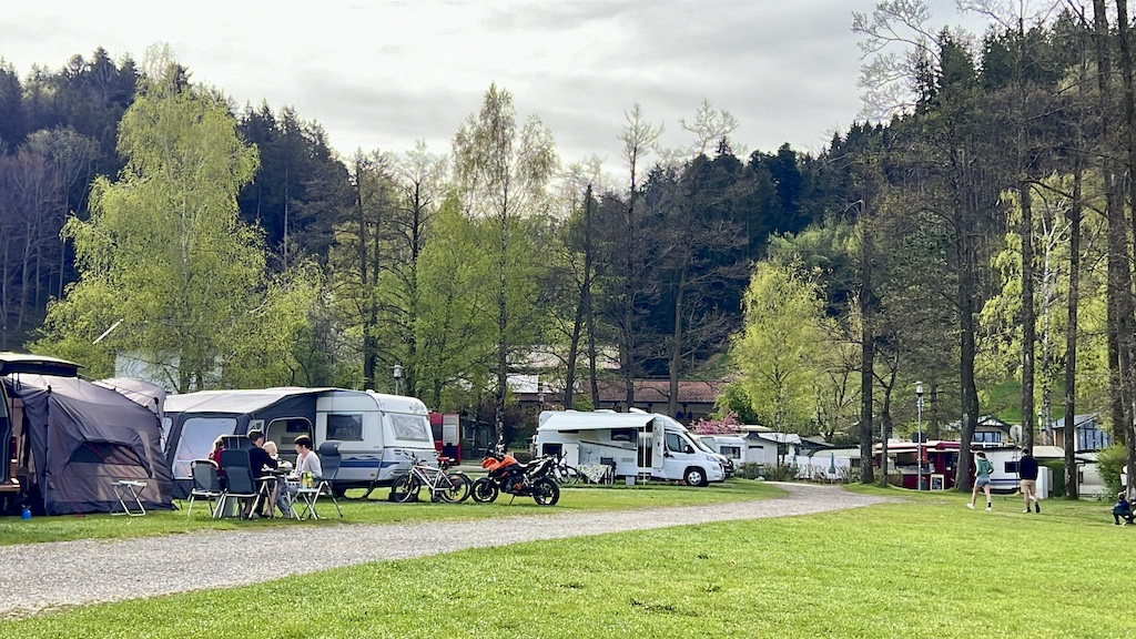 Camping Stein am Simssee nahe des Chiemsees vor einer spektakulären Voralpen-Kulisse.