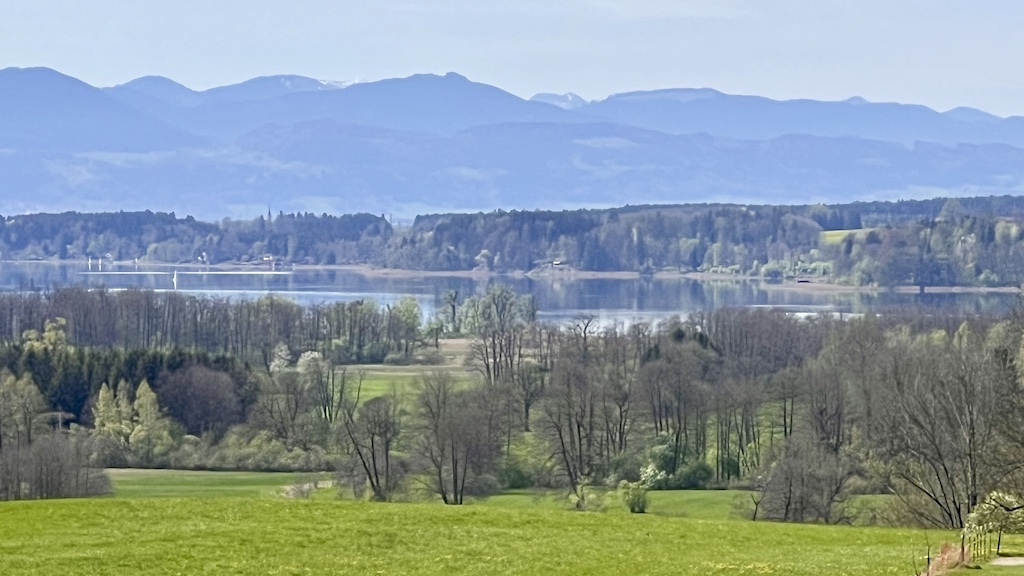 Simssee nahe des Chiemsees vor einer spektakulären Voralpen-Kulisse.