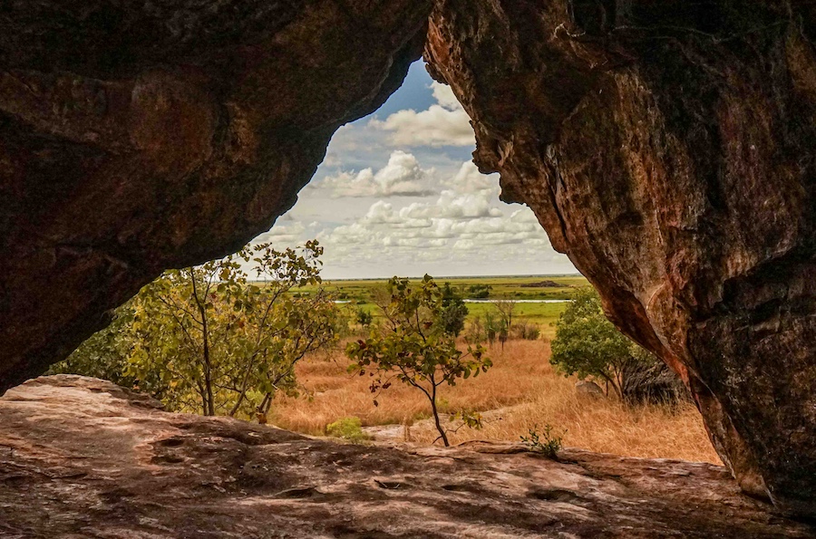 Felsspalt mit Blick auf die weiten Landschaften des Kakadu-Nationalparks, Northern Territory Australien