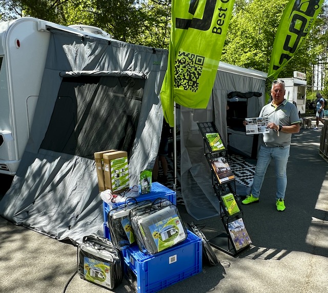 Tolle Idee: Das Vorzelt, das in eine kleine Tasche passt stellte Walter Schimmer von BCP bei den Fränkischen Camper Tagen im SeeCamping Langlau vor. Foto: Gerhard von Kapff