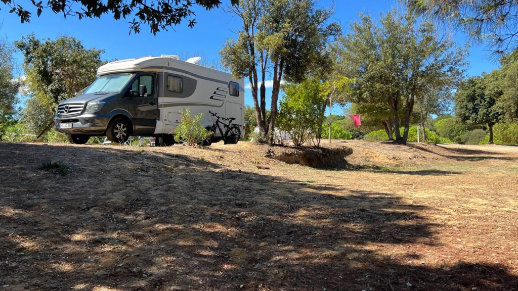 Viel Platz für den Camper: Parzelle auf  dem FKK-Camping Domaine de Riva Bella. Foto: Gerhard von Kapff