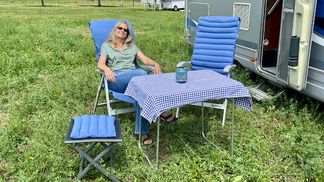 Drei Varianten: Die "Magische Stuhlauflage" rechts mit der Wärmereflektierenen Füllung, in der Mittre die dünne Sommerauflage, die auch als Decke dient und unten die Hockerauflage für Gäste. Foto: Gerhard von Kapff
