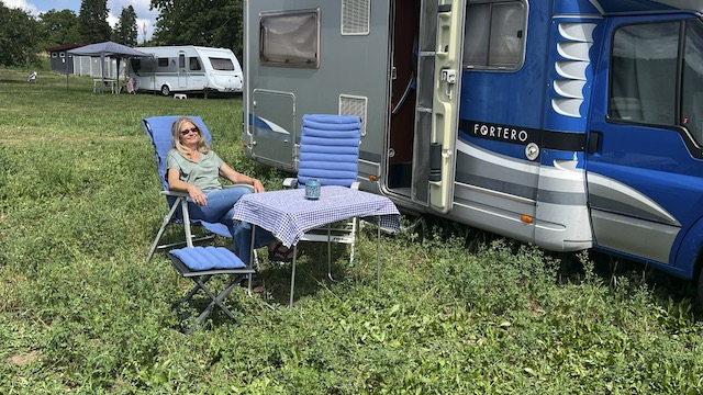 Drei Varianten: Die "Magische Stuhlauflage" rechts mit der Wärmereflektierenen Füllung, in der Mittre die dünne Sommerauflage, die auch als Decke dient und unten die Hockerauflage für Gäste. Foto: Gerhard von Kapff