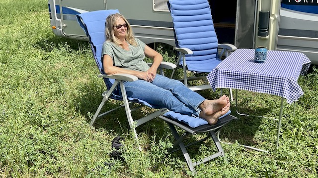 Drei Varianten: Die "Magische Stuhlauflage" rechts mit der Wärmereflektierenen Füllung, in der Mittre die dünne Sommerauflage, die auch als Decke dient und unten die Hockerauflage für Gäste. Foto: Gerhard von Kapff