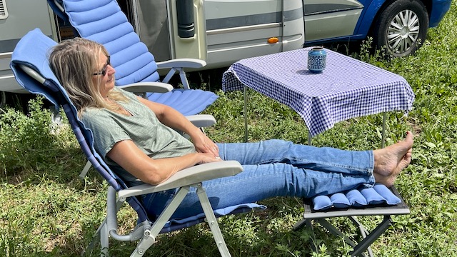 Drei Varianten: Die "Magische Stuhlauflage" rechts mit der Wärmereflektierenen Füllung, in der Mittre die dünne Sommerauflage, die auch als Decke dient und unten die Hockerauflage für Gäste. Foto: Gerhard von Kapff