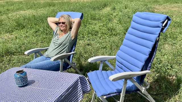 Drei Varianten: Die "Magische Stuhlauflage" rechts mit der Wärmereflektierenen Füllung, in der Mittre die dünne Sommerauflage, die auch als Decke dient und unten die Hockerauflage für Gäste. Foto: Gerhard von Kapff