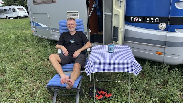 Drei Varianten: Die "Magische Stuhlauflage" rechts mit der Wärmereflektierenen Füllung, in der Mittre die dünne Sommerauflage, die auch als Decke dient und unten die Hockerauflage für Gäste. Foto: Sibylle von Kapff